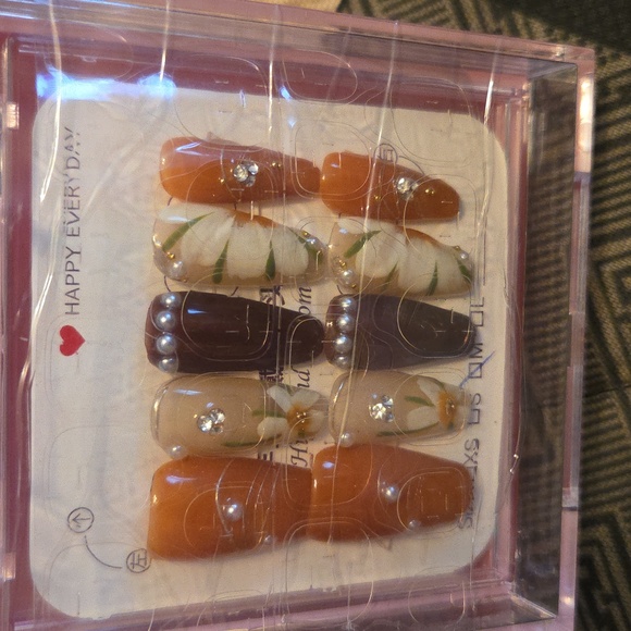 Source Unknown Accessories - NWT in Box Stylish Nail set...very Chic with Patterns & Crystal Accents